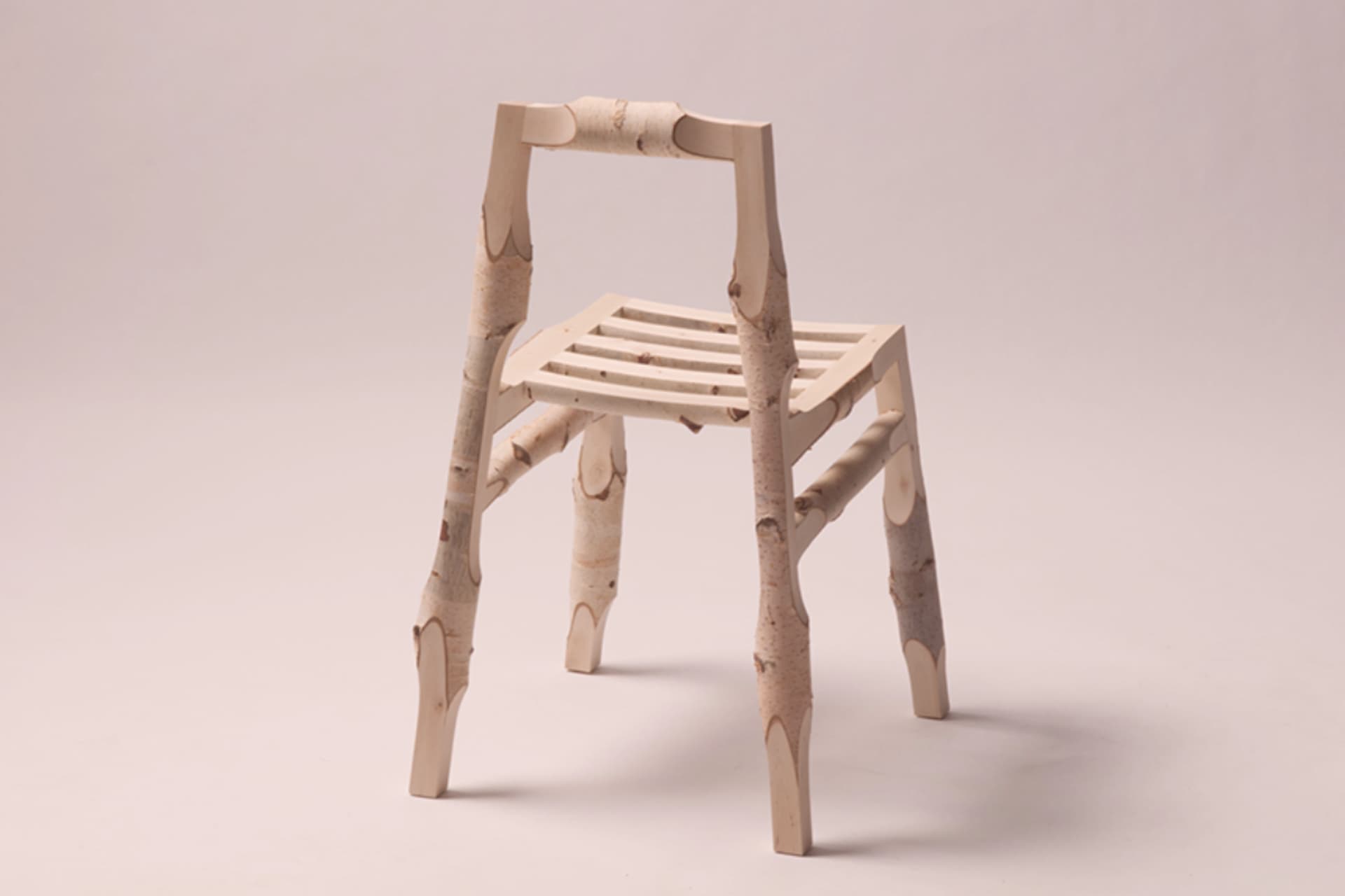 Sillas hechas de troncos de abedul